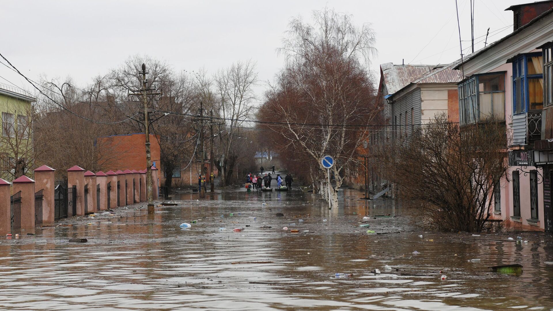 Затопленная улица в Орске. 7 апреля 2024 - РИА Новости, 1920, 07.04.2024