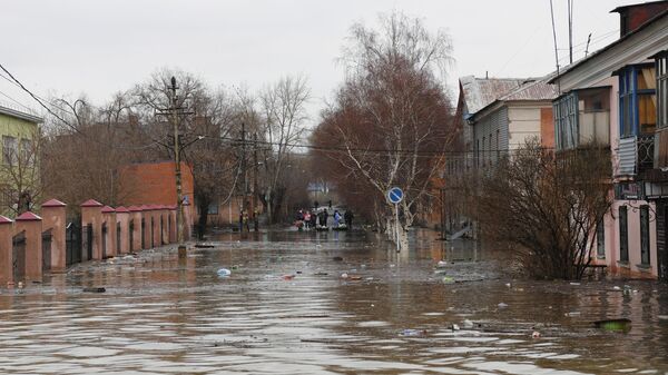 Затопленная улица в Орске. 7 апреля 2024