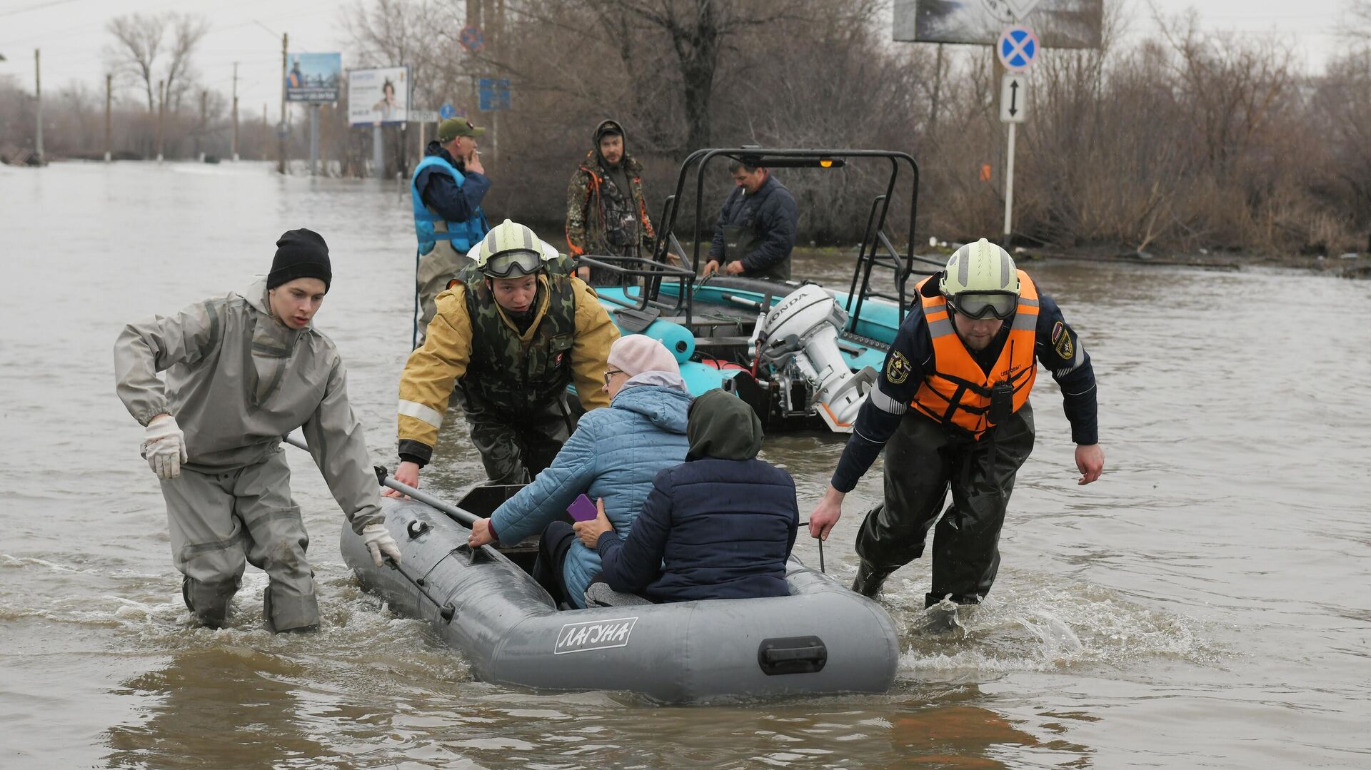 Эвакуация жителей затопленного из-за прорыва дамбы района Орска. 7 апреля 2024 - РИА Новости, 1920, 07.04.2024