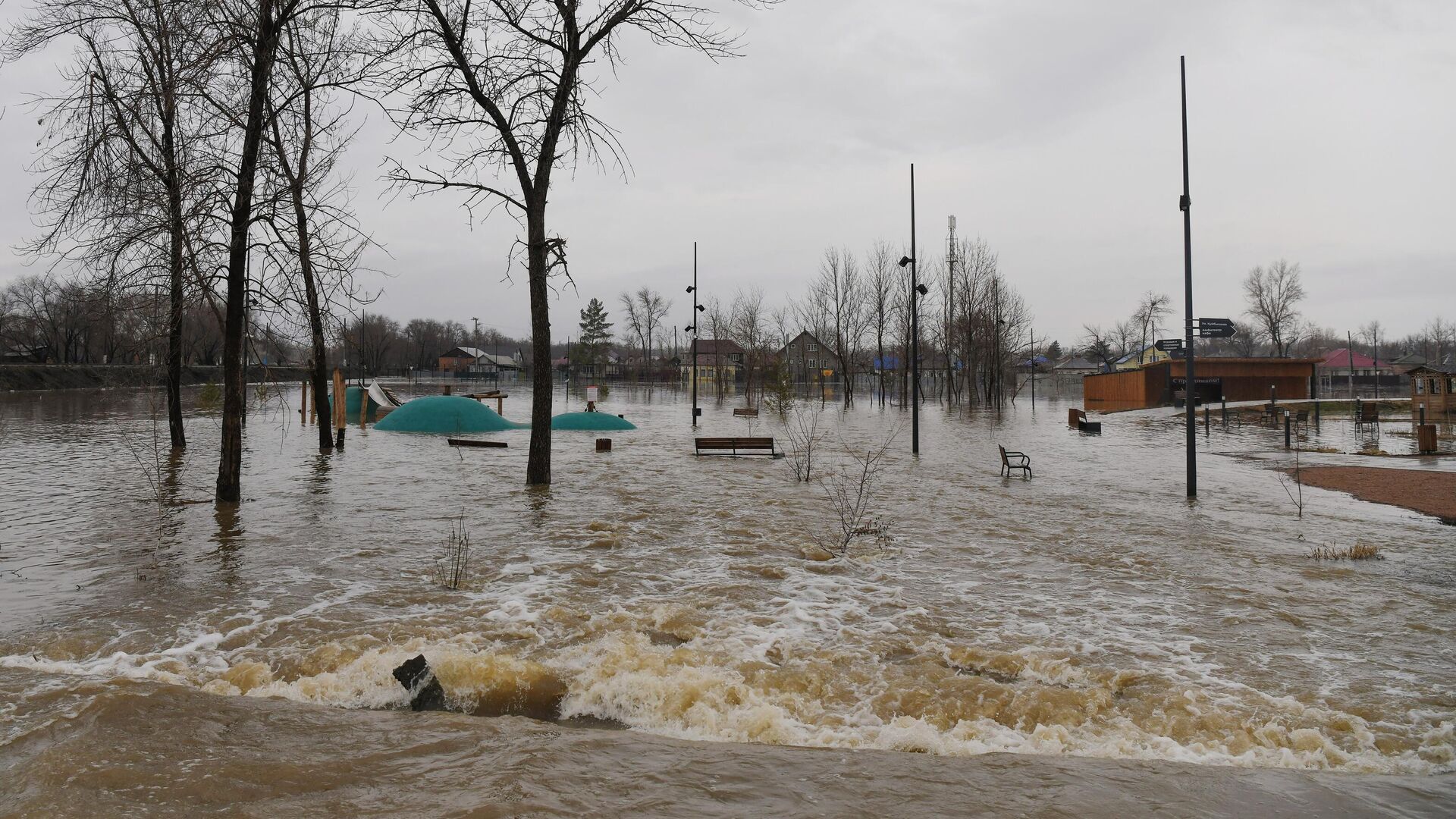 Затопленная из-за прорыва дамбы улица в Орске. 7 апреля 2024 - РИА Новости, 1920, 07.04.2024