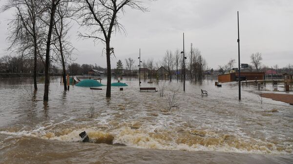 Затопленная из-за прорыва дамбы улица в Орске. 7 апреля 2024