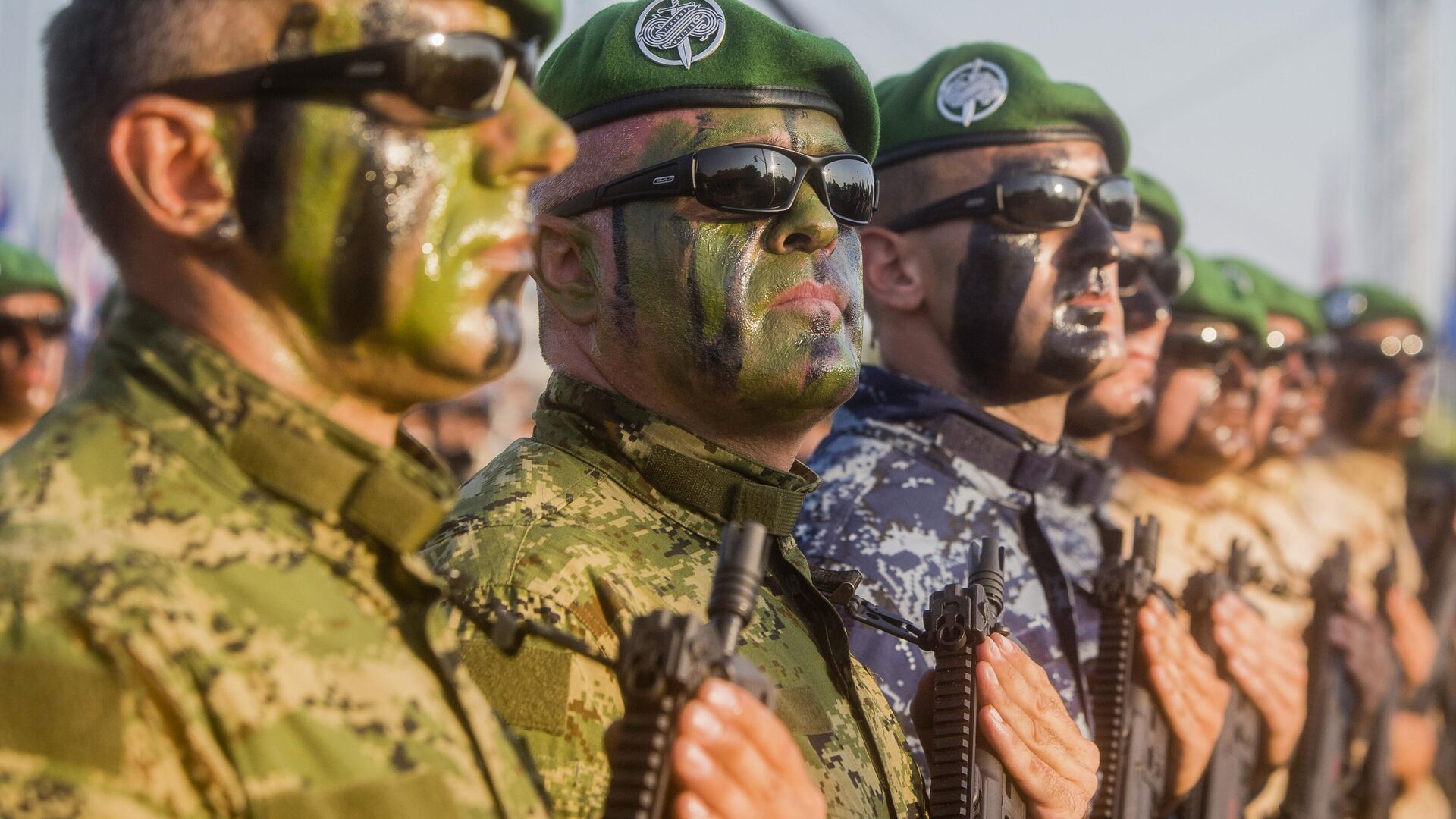 Войска спецназа хорватской армии маршируют во время военного парада, посвященного 20-й годовщине операции Буря - РИА Новости, 1920, 08.04.2024