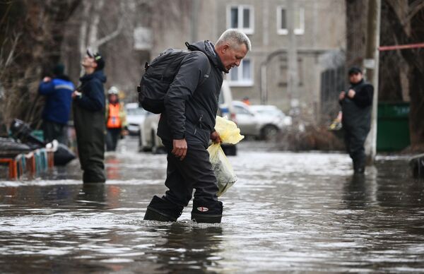 Затопленная из-за прорыва дамбы улица в Орске