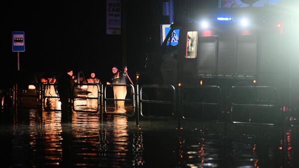 Сотрудники МЧС работают в затопленном из-за прорыва дамбы районе Орска