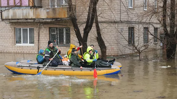 Эвакуация жителей затопленного из-за прорыва дамбы района Орска Эвакуация жителей затопленного из-за прорыва дамбы района Орска