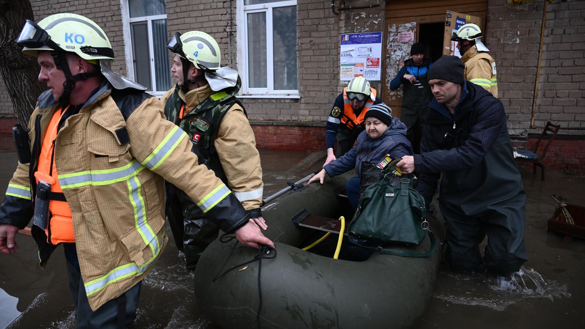 Сотрудники МЧС эвакуируют жителей затопленного из-за прорыва дамбы района Орска - РИА Новости, 1920, 09.04.2024