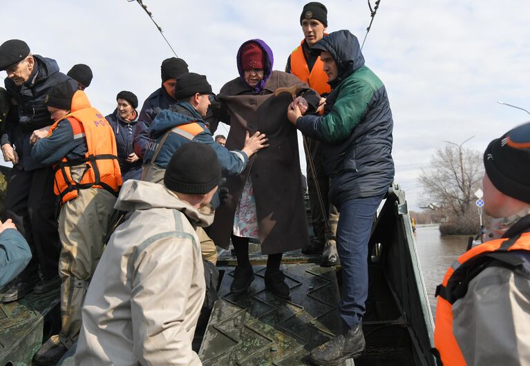 Эвакуация жителей затопленного из-за прорыва дамбы района Орска