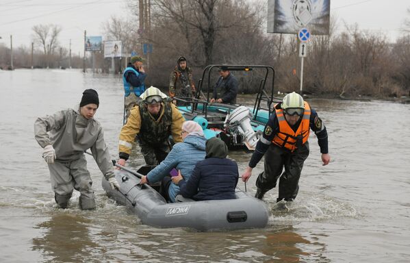 Эвакуация жителей затопленного из-за прорыва дамбы района Орска