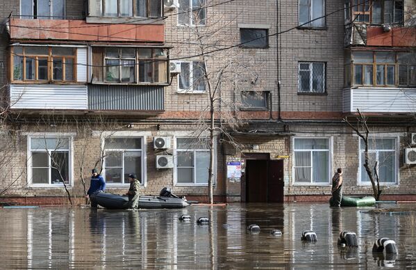 Затопленная из-за прорыва дамбы улица в Орске