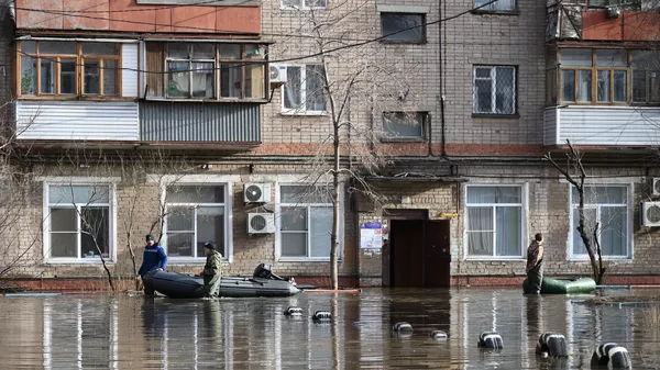 Затопленная из-за прорыва дамбы улица в Орске Затопленная из-за прорыва дамбы улица в Орске
