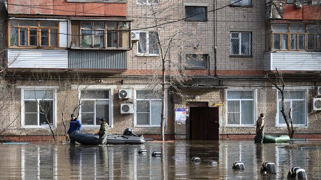 Затопленная из-за прорыва дамбы улица в Орске