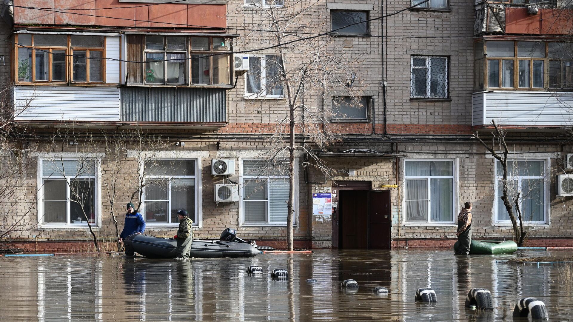 Затопленная из-за прорыва дамбы улица в Орске - РИА Новости, 1920, 08.04.2024