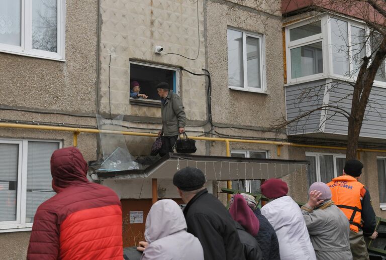 Эвакуация жителей затопленного из-за прорыва дамбы района Орска