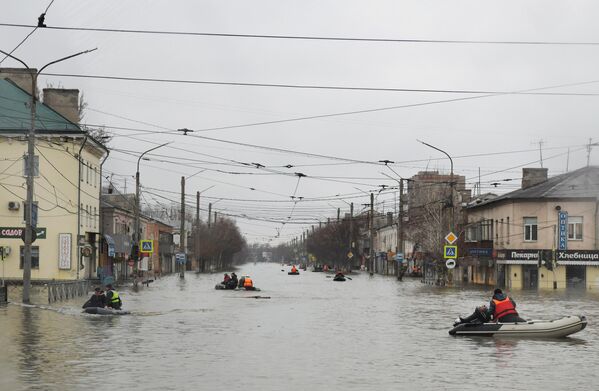 Эвакуация жителей затопленного из-за прорыва дамбы района Орска