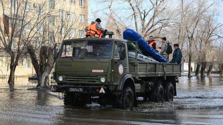 Спасатели подвозят лодки к затопленным из-за прорыва дамбы улицам в Орске для дальнейшей эвакуации жителей