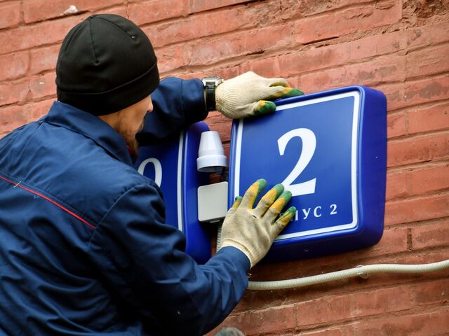 Установка домовых указателей в Москве