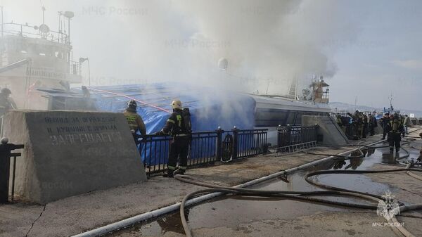 Тушение пожара на прогулочном теплоходе в Тольятти