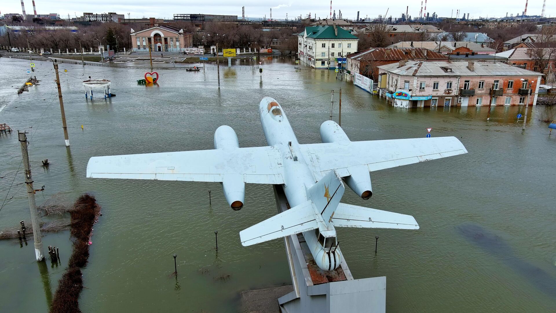 Последствия прорыва дамбы в районе площади Гагарина в Орске - РИА Новости, 1920, 11.04.2024