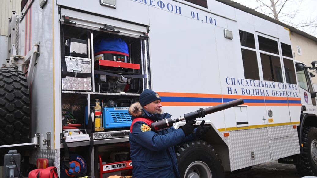 В центре Петербурга легковушка пробила ограждение и упала в воду