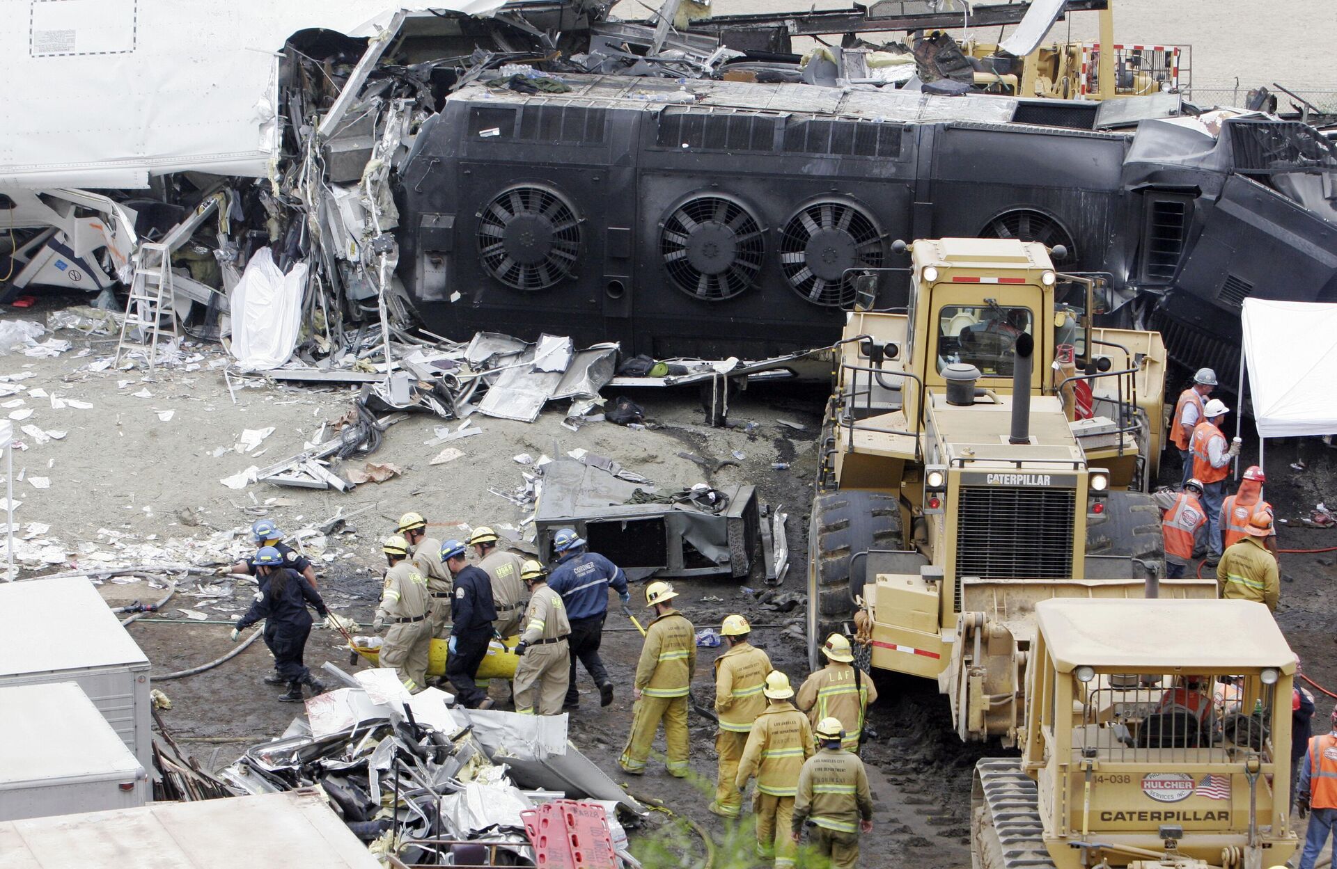 Спасатели работают на месте столкновения поездов в Чатсуорте, 2008 год  - РИА Новости, 1920, 08.04.2024
