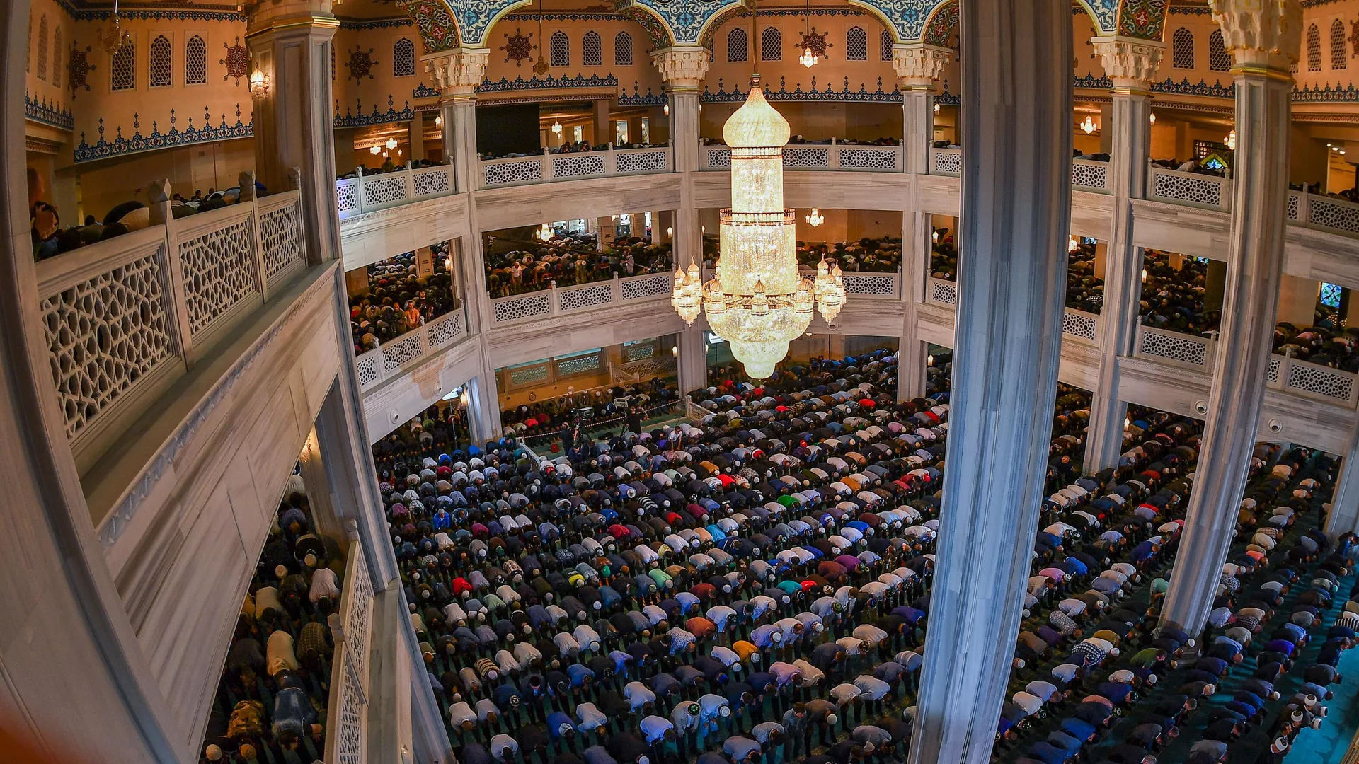 Мусульмане по время намаза в день праздника Ураза-байрам в Соборной мечети в Москве - РИА Новости, 1920, 10.04.2024