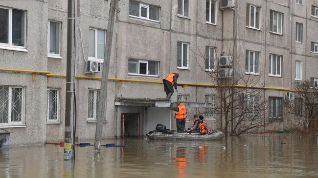 Эвакуация жителей затопленного из-за прорыва дамбы района Орска