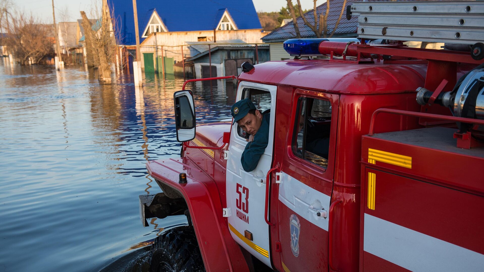 Пожарная машина на затопленной в результате паводка улице в городе Ишим Тюменской области1