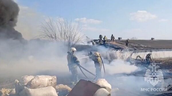 Тушение пожара в двух ангарах с сеном и пиломатериалами в Октябрьском сельском районе Ростовской области