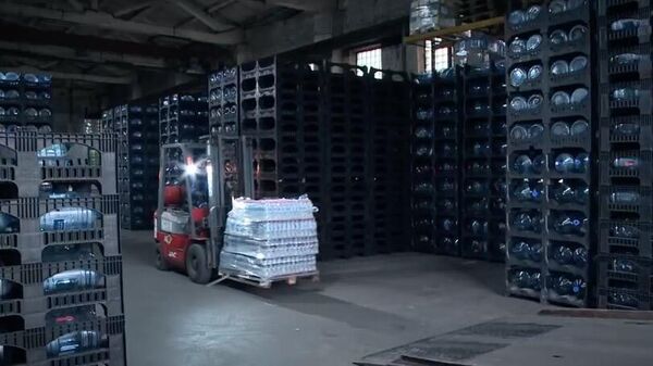 Удмуртия отправит 50 тонн питьевой воды в пострадавшие районы Оренбуржья. Кадр видео