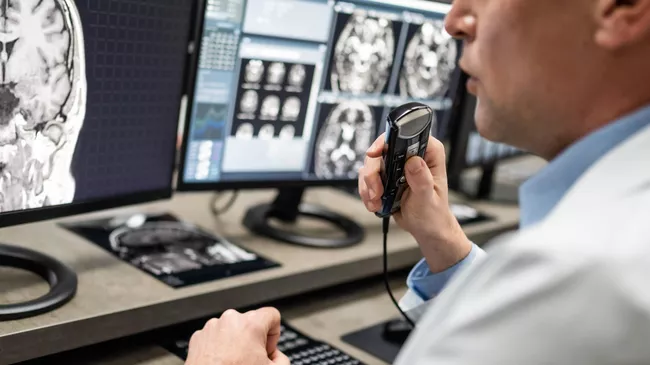 Рентгенолог, просматривающий результаты МРТ