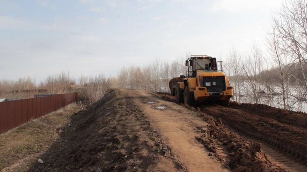 Работы по увеличению высоты насыпной противопаводковой дамбы в Илекском районе Оренбургской области