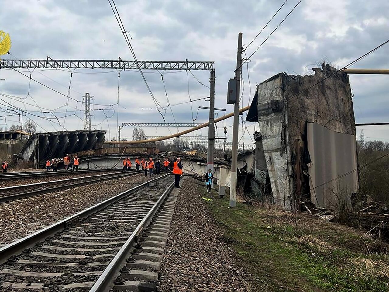 В районе Вязьмы из-за обрушения путепровода приостановили движение поездов  - РИА Новости, 08.04.2024