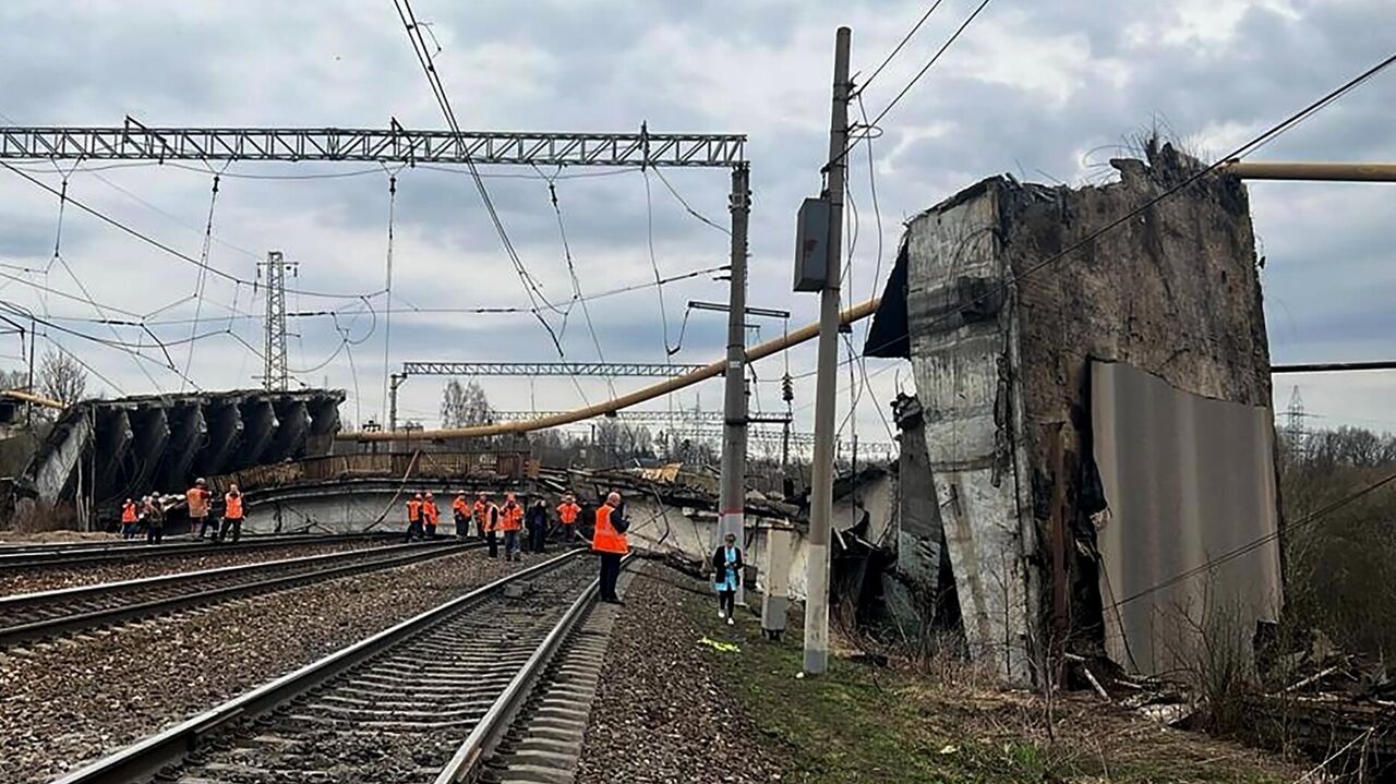 В районе Вязьмы из-за обрушения путепровода приостановили движение поездов  - РИА Новости, 08.04.2024