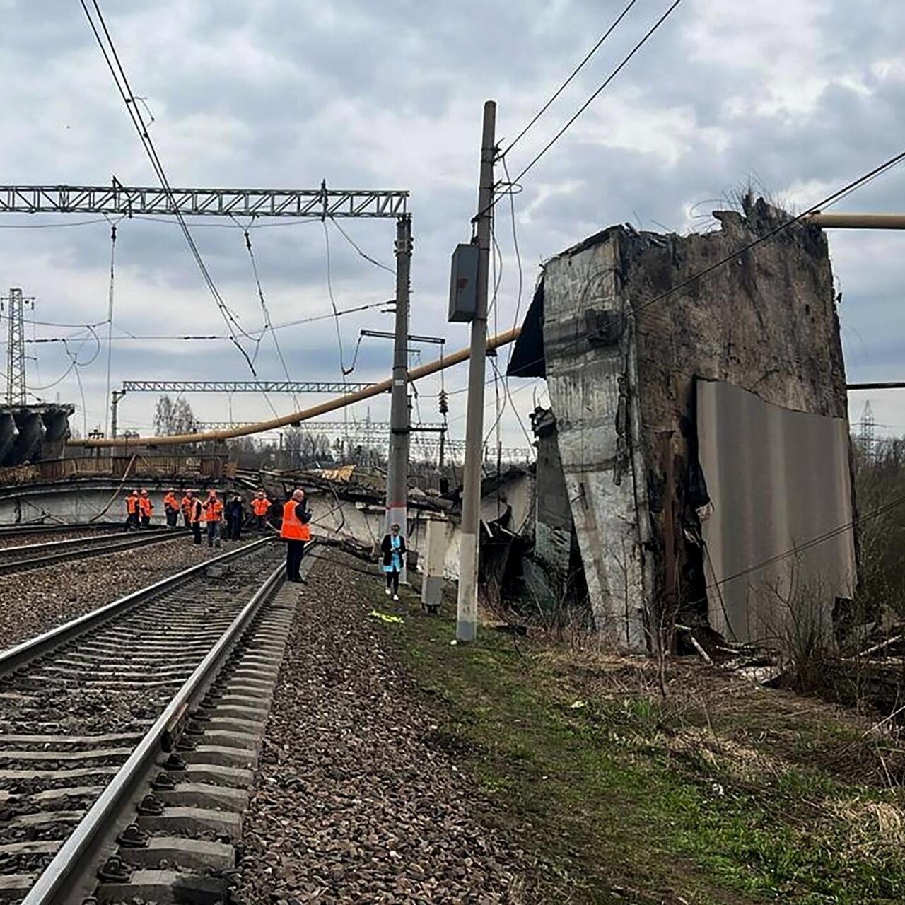 В районе Вязьмы из-за обрушения путепровода приостановили движение поездов  - РИА Новости, 08.04.2024