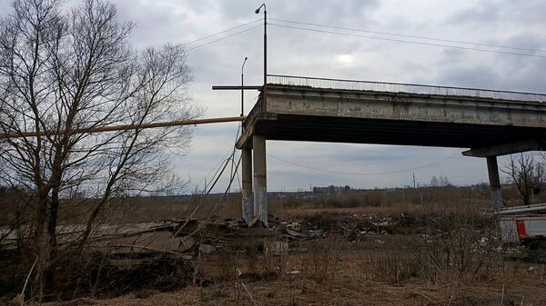 Медики эвакуируют пострадавших при обрушении моста в Смоленской области