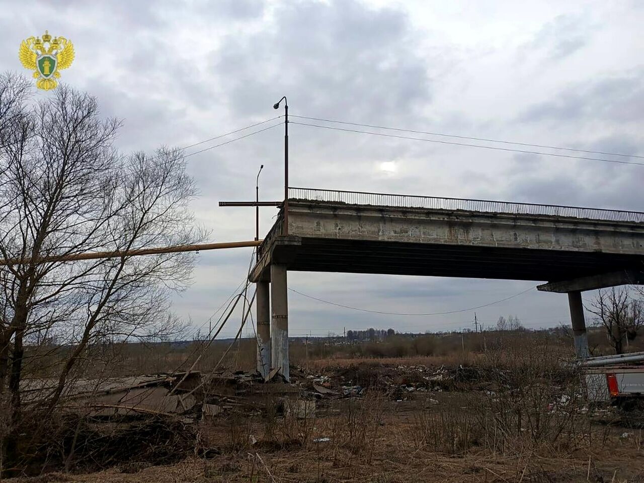 Медики эвакуируют пострадавших при обрушении моста в Смоленской области -  РИА Новости, 08.04.2024