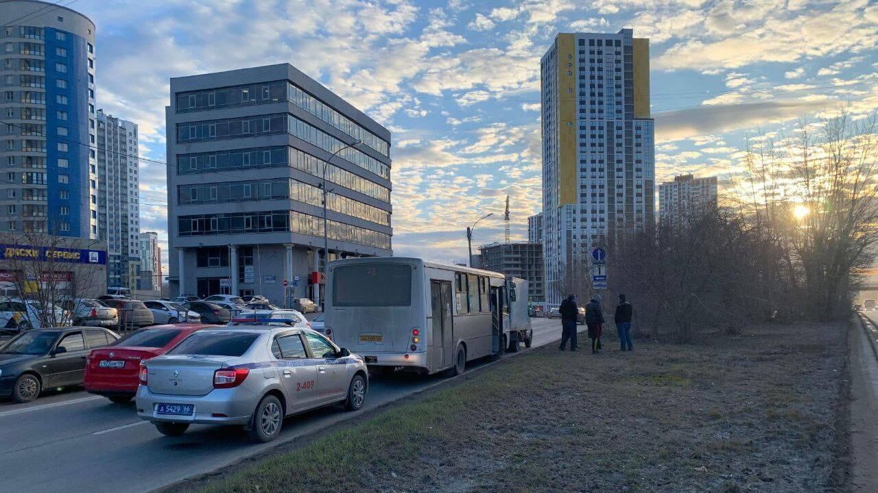 ДТП с участием пассажирского автобуса ПАЗ и автомобиля ГАЗель в Верх-Исетском районе Екатеринбурга - РИА Новости, 1920, 08.04.2024