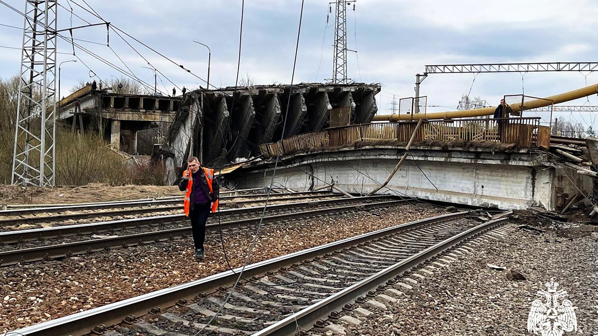 В Вязьме началось строительство объездной дороги у рухнувшего путепровода -  РИА Новости, 11.04.2024