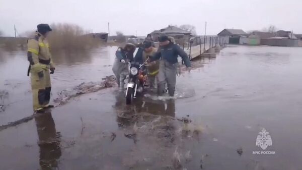 Эвакуация граждан из населенных пунктов, подверженных затоплению, в Курганской области. Кадр видео