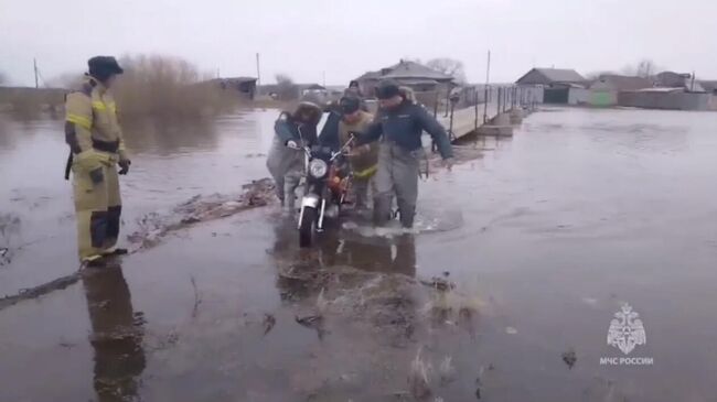 Эвакуация граждан из населенных пунктов, подверженных затоплению, в Курганской области. Кадр видео