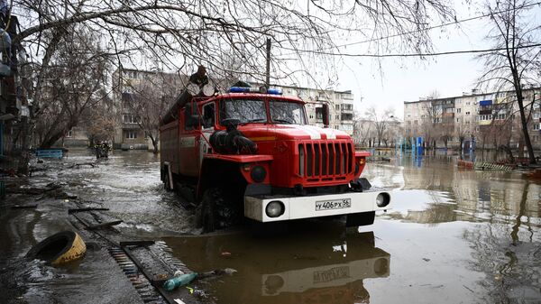 Автомобиль МЧС на подтопленной улице в Орске
