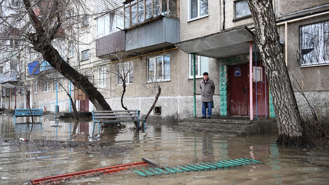 Вода в микрорайоне Старый город в Орске убыла - РИА Новости, 12.04.2024