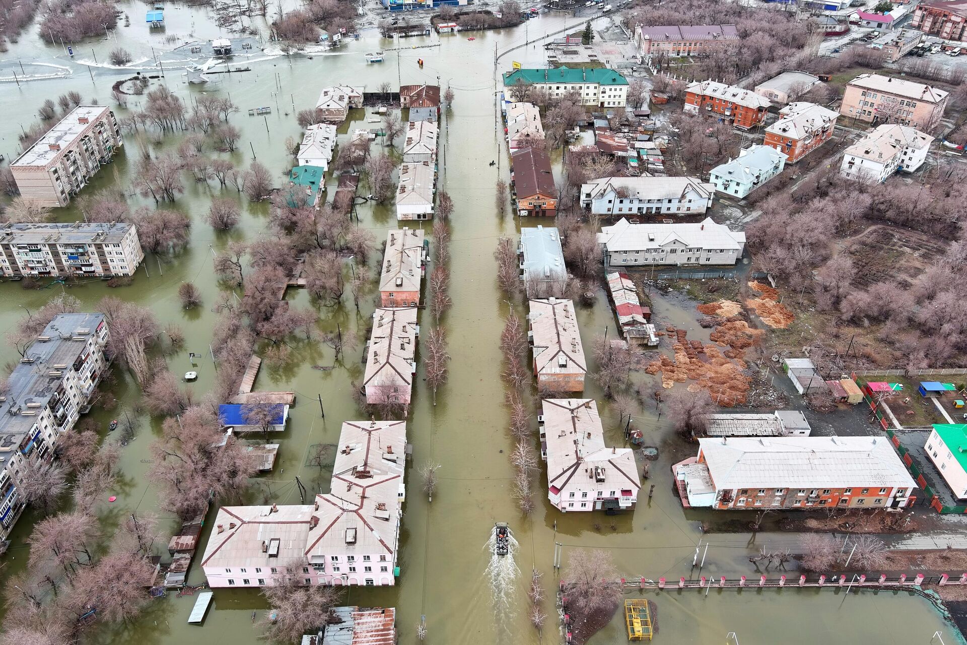 Последствия прорыва дамбы в районе площади Гагарина в Орске - РИА Новости, 1920, 21.04.2025