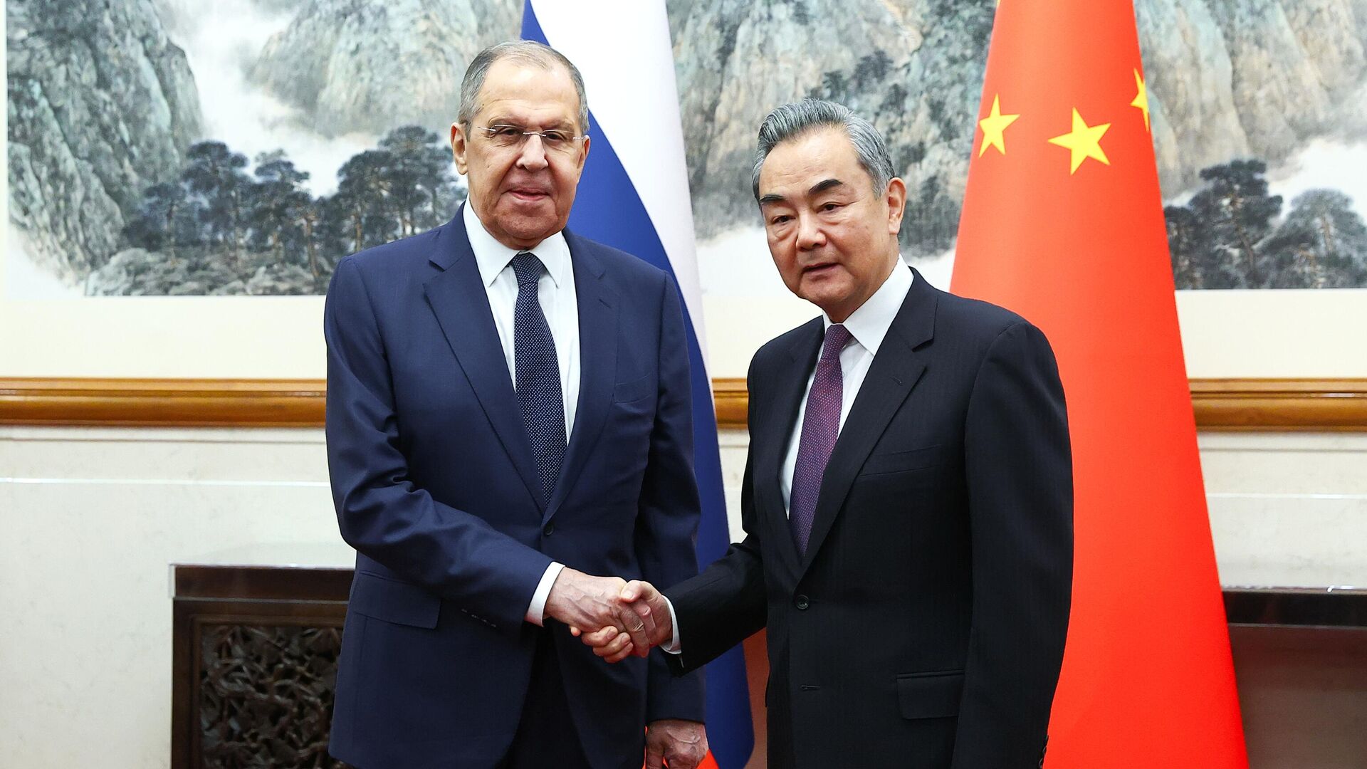 Ван И заявил, что отношения КНР и РФ стабильные, в них наблюдаются взаимодоверие - СМИ