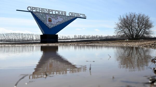Подтопленная стела на въезде в Оренбургскую область