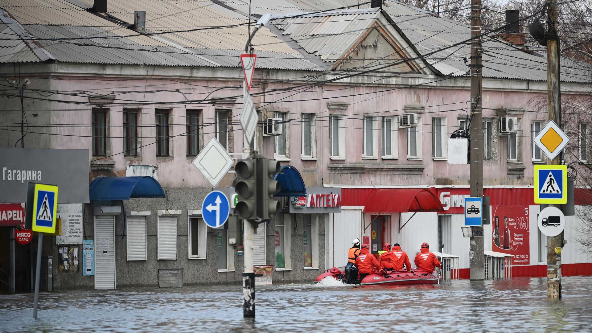 Подтопленная из-за прорыва дамбы одна из улиц Орска - РИА Новости, 1920, 10.04.2024