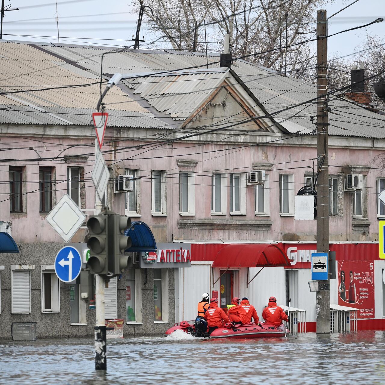 В Оренбурге паводковая вода вплотную подошла к многоэтажкам - РИА Новости,  09.04.2024