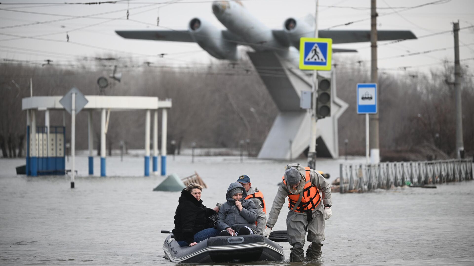 Сотрудники МЧС РФ эвакуируют жителей города в ходе ликвидации последствий прорыва дамбы в Орске - РИА Новости, 1920, 10.04.2024