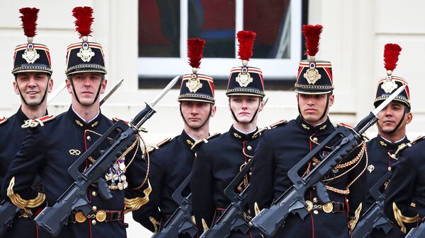 Жандармы Республиканской гвардии Франции у Веллингтонских казарм в Лондоне перед началом церемонии смены караула, посвященной 120-летию Антанты