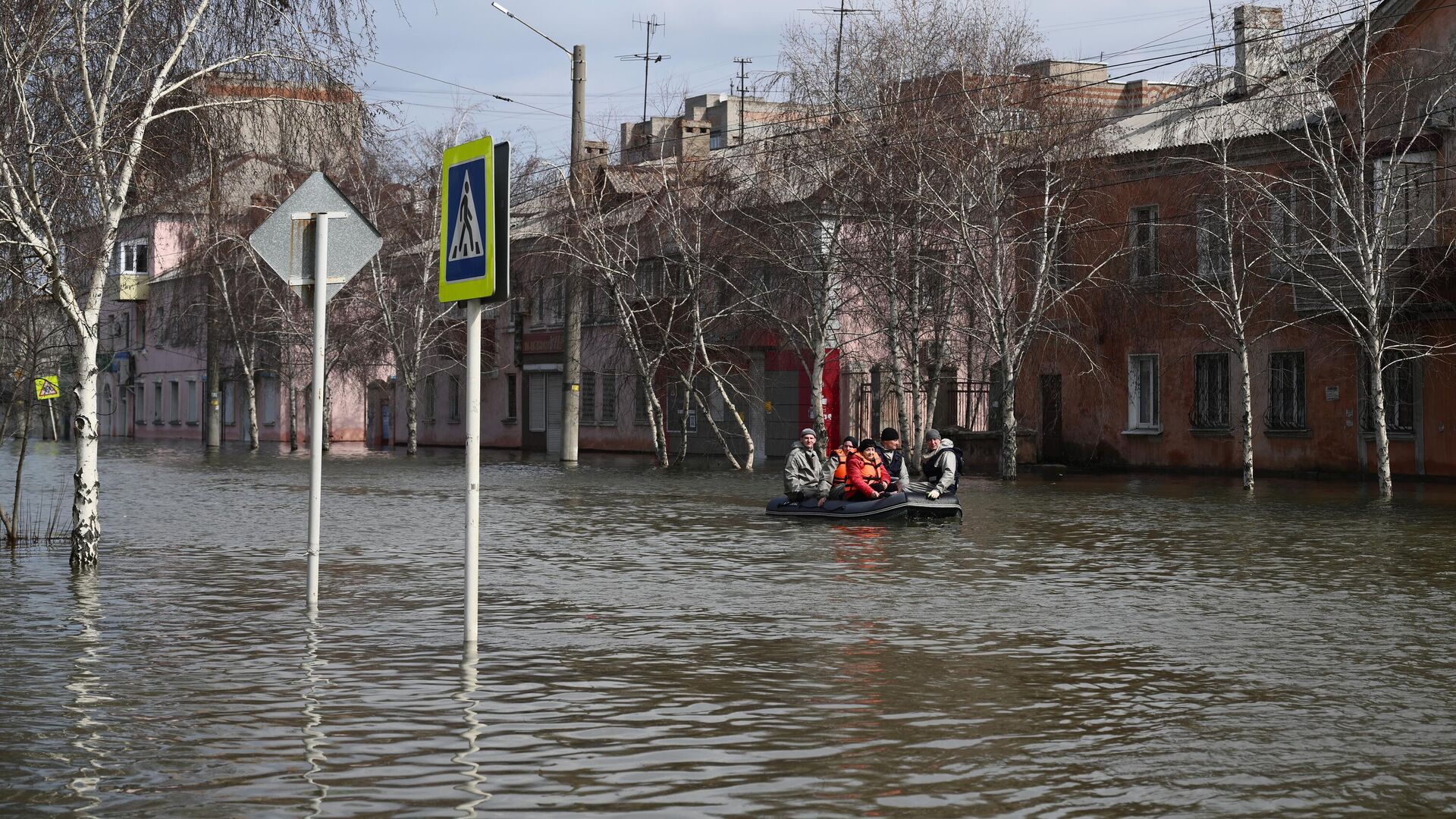 Подтопленная из-за прорыва дамбы одна из улиц Орска недалеко от площади Гагарина - РИА Новости, 1920, 18.04.2024